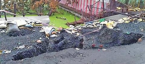 சிதம்பரம் இளமையாக்கினார் கோயில் குளத்தில்  சவுக்கு கட்டைகளுடன் மணல் மூட்டைகள் அடுக்கப்பட்டிருந்த தற்காலிக சுவர் உள்வாங்கியுள்ளது.