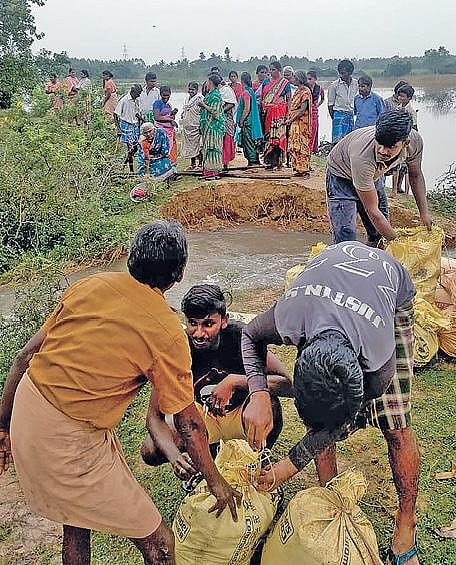 ரிஷிவந்தியம் பொற்பலாம்பட்டு கிராம ஏரியில் உடைப்பு ஏற்பட்ட கரை.