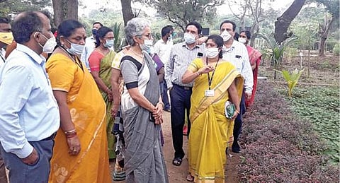 திருவள்ளூர் மாவட்டம்,  திருவூர் வேளாண் அறிவியல் நிலைய வளாகத்தில் நேற்று நடந்த ஊட்டச்சத்து தோட்டம் தொடர்பான விழிப்புணர்வு நிகழ்வில் பங்கேற்ற உலக சுகாதார அமைப்பின் முதன்மை விஞ்ஞானி டாக்டர் சவுமியா சுவாமிநாதன், அங்குள்ள ஊட்டச்சத்து மிகு தாவர தோட்டத்தை பார்வையிட்டார்.