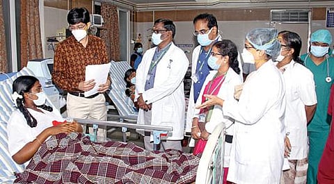 சேலம் அரசு மோகன் குமாரமங்கலம் மருத்துவக் கல்லூரி மருத்துவமனையில் நேற்று ஆய்வு செய்த ஜெ.ராதாகிருஷ்ணன். உடன் டீன் பாலாஜிநாதன் உள்ளிட்டோர்.