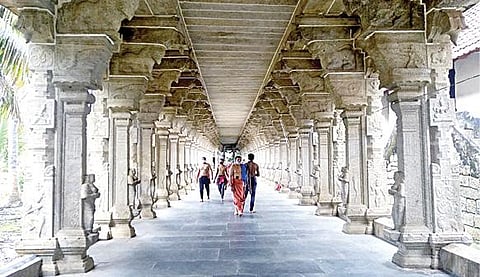 திருவட்டாறு ஆதிகேசவ பெருமாள் கோயில்.  (அடுத்த படம்) திருவட்டாறு ஆதிகேசவ பெருமாள் கோயிலில் உள்ள தொன்மையான கலைநயமிக்க கல்தூண்களாலான பிரம்மாண்ட பிரகார மண்டபம்.