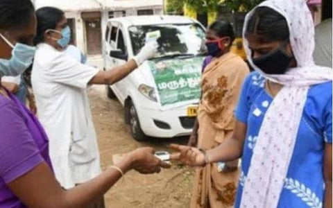 மதுரையில் கரோனா பணி பார்த்த ஒப்பந்த ஊழியர்களுக்கு ஊதியம் வழங்கவில்லை: மாநகராட்சியை முற்றுகையிட்டு போராட்டம்