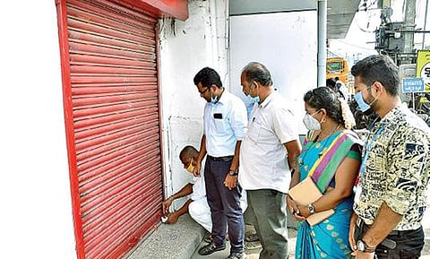 வேலூர் பழைய பேருந்து நிலையம் அருகே உள்ள இந்திய செஞ்சிலுவை சங்க மாவட்ட கிளை அலுவலகத்துக்கு நேற்று ‘சீல்’ வைத்த வருவாய் துறையினர்.படம்:வி.எம்.மணிநாதன்.