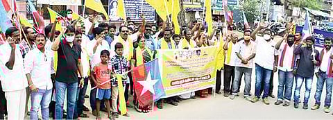 வேலூர் மாவட்ட ஆட்சியர் அலுவலகம் எதிரே ஆர்ப்பாட்டத்தில் ஈடுபட்ட தமிழ்நாடு மருத்துவ சமூக நலச்சங்கம் மற்றும் முடித்திருத்தும் தொழிலாளர் நலச்சங்கத்தினர். படம்:வி.எம்.மணிநாதன்.