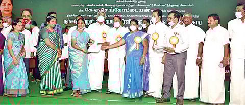 திருச்சியில் நேற்று நடைபெற்ற நர்சரி மற்றும் பிரைமரி பள்ளிகளுக்கு தொடர் அங்கீகார ஆணை வழங்கும் நிகழ்ச்சியில், ஒரு பள்ளியின் நிர்வாகிக்கு அங்கீகார ஆணையை வழங்குகிறார் அமைச்சர் கே.ஏ.செங்கோட்டையன். உடன், அமைச்சர்கள்  என்.நடராஜன், எஸ்.வளர்மதி உள்ளிட்டோர்.