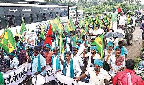 வேளாண் சட்டங்களை திரும்பப் பெறக் கோரி சோமரசம்பேட்டையில் நேற்று ஆர்ப்பாட்டம் நடத்துவதற்காக பேரணியாகச் செல்லும் சமூக நீதிப் பேரவை உள்ளிட்ட அமைப்பினர்.படம்: ஜி.ஞானவேல்முருகன்