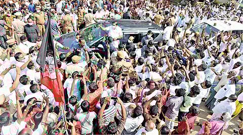 சேலம் முத்துநாயக்கன் பட்டியில் அம்மா மினி கிளினிக் தொடங்கி வைக்கச் செல்லும் வழியில் சேலம் ஜாகீர் அம்மாபாளையம் வந்த முதல்வர் பழனிசாமிக்கு மக்கள் உற்சாக வரவேற்பு அளித்தனர். அப்போது தனது வாகனத்தை விட்டு வெளியே வந்து கையசைத்து வரவேற்பை ஏற்றுக் கொண்டார்.