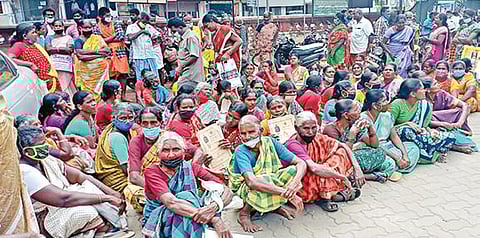 இலவச வீட்டுமனைப் பட்டா வழங்க வலியுறுத்தி, புதுக்கரைபுதூர் கிராம மக்கள் கோபி வட்டாட்சியர் அலுவலகத்தை முற்றுகையிட்டு போராட்டம் நடத்தினர்.