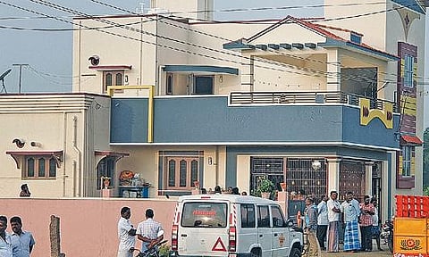 செஞ்சியை அடுத்த விழுப்புரம் சாலை விநாயகபுரத்தில் கொள்ளை நடந்த வீடு.