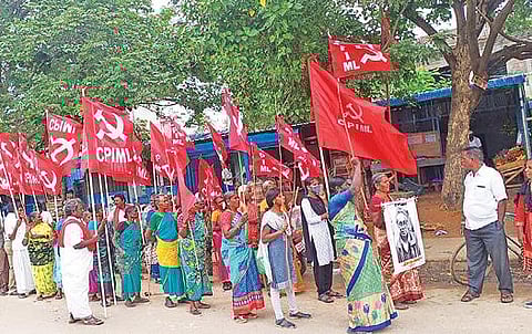 டெல்லி போராட்டத்தில் உயிரிழந்த விவசாயிகளுக்கு அஞ்சலி செலுத்தும் விதமாக கெடிலத்தில் நடைபெற்ற மவுன ஊர்வலம்.