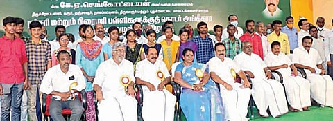 திருச்சியில் நேற்று நடைபெற்ற பள்ளிகளுக்கு தொடர் அங்கீகார ஆணை வழங்கும் நிகழ்ச்சியில், மருத்துவப் படிப்பில் சேர்ந்த அரசுப் பள்ளி மாணவர்களுடன் அமைச்சர்கள் கே.ஏ.செங்கோட்டையன், என்.நடராஜன், எஸ்.வளர்மதி உள்ளிட்டோர்.