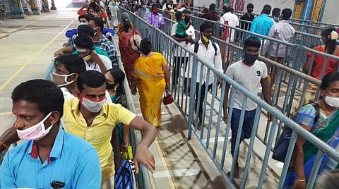 திருநள்ளாறு தர்பாரண்யேஸ்வரர் கோயிலில் தரிசனத்துக்காக நீண்ட வரிசையில் சென்ற பக்தர்கள்.