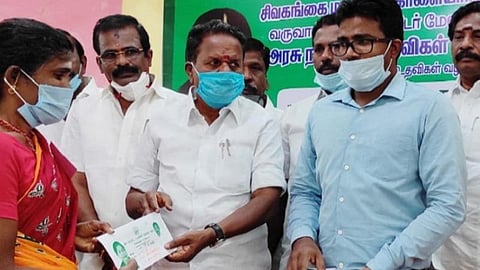 காளையார்கோவிலில் பயனாளிகளுக்கு அமைச்சர் ஜி.பாஸ்கரன் நலத்திட்ட உதவிகளை வழங்கினார். அருகில் கோட்டாட்சியர் முத்துக்குலுவன்.