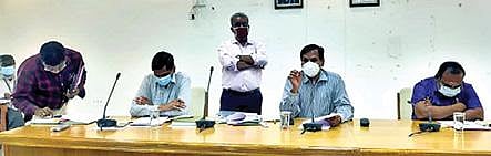 ராணிப்பேட்டை ஆட்சியர் அலுவலகத்தில் குடியரசு தின விழா கொண்டாடுவது குறித்து ஆலோசனைக் கூட்டம் நேற்று ஆட்சியர் கிளாட்ஸ்டன் புஷ்பராஜ் தலைமையில் நடைபெற்றது.