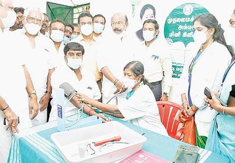 மதுரை வண்டியூர் சவுராஷ்ட்ராபுரத்தில் அம்மா மினி கிளினிக்கை தொடங்கி வைத்து பார்வையிட்டார் வி.வி.ராஜன் செல்லப்பா எம்.எல்.ஏ.