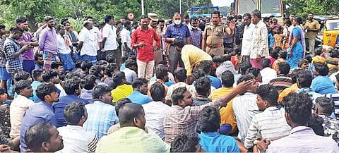 விக்கிரவாண்டி அருகே தொரவி கிராமத்தில் சாலைமறியலில் ஈடுபட்ட மக்களிடம் ஆர்டிஓ ராஜேந்திரன் பேச்சு வார்த்தை நடத்தினார் .