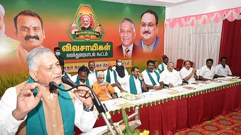 கலந்துரையால் கூட்டத்தில் மத்திய இணை அமைச்சர் வி.கே.சிங் பேசினார். அருகில் மாநிலத் தலைவர் முருகன் மற்றும் பலர் உள்ளனர்.