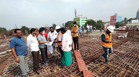 வேலூர் புதிய பேருந்து நிலையத்தின் கட்டுமானப் பணிகளை மாநகராட்சி ஆணையர் சங்கரன் நேரில் ஆய்வு செய்தார்.