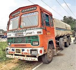 ஆந்திராவுக்கு ரசாயன கழிவுநீர் எடுத்துச்சென்ற லாரி பறிமுதல் செய்யப்பட்டது.