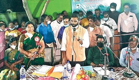 தி.மலை அடுத்த தண்டரை கிராமத்தில் ஜல் ஜீவன் திட்ட பணிகளை ஆய்வு செய்த பிறகு கிராம மக்களிடம் கலந்துரையாடிய மத்திய குழுவினர்.