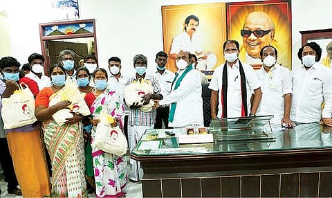 திருவண்ணாமலையில் வீடுகளை இழந்தவர்களுக்கு நிவாரண உதவியை வழங்கிய முன்னாள் அமைச்சர் எ.வ.வேலு.