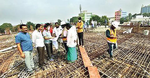 வேலூர் புதிய பேருந்து நிலையத்தில் நேற்று கட்டுமானப்பணிகளை ஆய்வு செய்த மாநகராட்சி ஆணையர் சங்கரன்.