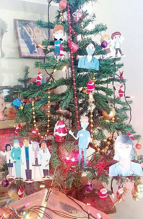 கரோனா தடுப்பு பணியில் ஈடுபட்டுள்ள  முன்கள பணியாளர்களை கவுரவிக்கும் வகையில் பாளையங்கோட்டை சாந்திநகரில் கிறிஸ்துமஸ் குடில் அமைக்கப்பட்டுள்ளது. படம்: மு.லெட்சுமி அருண்