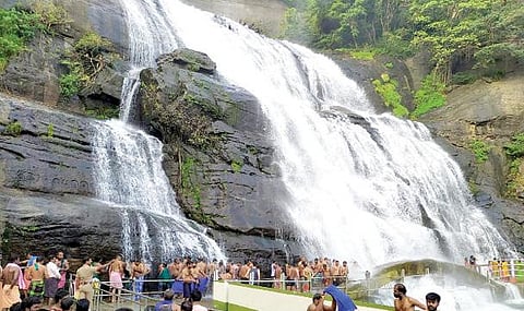 குற்றாலம் பிரதான அருவியில்  வெள்ளம் குறைந்ததால்  நேற்று சுற்றுலா பயணிகள் உற்சாகமாக குளித்து மகிழ்ந்தனர்.(வலது) பாபநாசம் அணையில் இருந்து 3,316 கனஅடி தண்ணீர்  திறக்கப்பட்டதால்,  திருநெல்வேலி கைலாசபுரம்  தாமிரபரணி ஆற்றில்  நேற்று கோயில்களைச்  சூழ்ந்து  ஓடிய தண்ணீர்.படம்: மு.லெட்சுமி அருண்