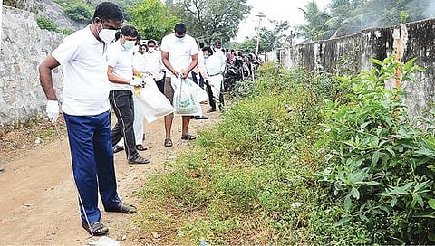 கொண்டலாம்பட்டி மண்டலம் திடீர் நகர் பகுதியில் நடைபாதையில் குப்பை அகற்றும் பணியில் ஈடுபட்ட மாநகராட்சி ஆணையர் ரவிச்சந்திரன் மற்றும் தன்னார்வலர்கள்.