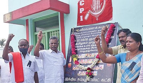 புதிய வேளாண் சட்டத்தை திரும்பப் பெற வலியுறுத்தி டெல்லியில் நடைபெற்று வரும் போராட்டத்தில் உயிரிழந்த விவசாயிகளுக்கு சேலம் இந்திய கம்யூனிஸ்ட் கட்சி அலுவலகத்தில்,  மாநிலச் செயலாளர் முத்தரசன் மாலை அணிவித்து அஞ்சலி செலுத்தினார். உடன் கட்சியினர்.		     படம்: எஸ்.குரு பிரசாத்