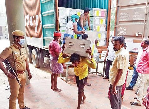 சட்டப்பேரவைத் தேர்தலுக்காக மகாராஷ்டிரா மாநிலத்தில் இருந்து மின்னணு வாக்குப்பதிவு இயந்திரங்கள் நேற்று ஈரோடு வந்தன.