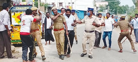 அலங்காநல்லூர் ஆர்ப்பாட்டத்தில் கல்வீச்சு போலீஸ் தடியடி; 14 பேர் கைது அலங்காநல்லூரில் ஆர்ப்பாட்டம் நடத்திய ஒரு தரப்பினர் மீது கல்வீசித் தாக்கிய புதிய தமிழகம் கட்சியினரைக் கைது செய்து அழைத்துச் செல்லும் போலீஸார்.