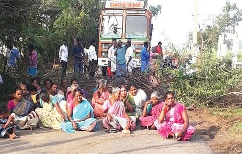 சிதம்பரம் அருகே வயலாமூரில் பொதுமக்கள் சாலைமறியலில் ஈடுபட்டனர்.