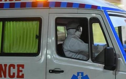 அதிக கட்டணம் வாங்கும் தனியார் ஆம்புலன்ஸ்கள்: மாவட்ட நிர்வாகம் நடவடிக்கை எடுக்க வேண்டுகோள்