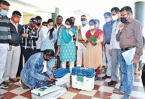 மகாராஷ்டிராவில் இருந்து நீலகிரி மாவட்டத்துக்கு கொண்டுவரப்பட்ட வாக்குப்பதிவு இயந்திரங்களை அதிகாரிகள் ஆய்வு