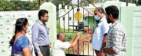 வேலூர் காகிதப்பட்டரை பகுதியில் உள்ள பணிபுரியும் பெண்கள் விடுதிக்கு கோட்டாட்சியர் கணேஷ் முன்னிலையில் வருவாய் துறையினர் நேற்று ‘சீல்’ வைத்தனர். படம்:வி.எம்.மணிநாதன்.