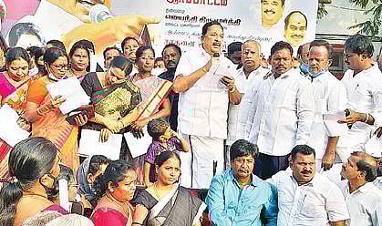 சமையல் எரிவாயு விலை உயர்வை எதிர்த்தும் மத்திய அரசை கண்டித்தும் வேலூர் தலைமை தபால் நிலையம் எதிரே நேற்று ஆர்ப்பாட்டத்தில் ஈடுபட்ட திமுக மகளிரணியினர். அடுத்த படங்கள்: திருப்பத்தூர் வட்டாட்சியர் அலுவலகம் முன்பாக ஆர்ப்பாட்டத்தில் ஈடுபட்ட திமுக மகளிரணியினர். திருவண்ணாமலையில்  ஆர்ப்பாட்டத்தில் ஈடுபட்ட திமுக மகளிரணியினர். கடைசிப் படம்: ராணிப்பேட்டையில் மகளிரணி ஆர்ப்பாட்டத்தை தொடங்கி வைத்து பேசும் திமுக மாவட்ட செயலாளரும், சட்டப்பேரவை உறுப்பினருமான ஆர்.காந்தி.