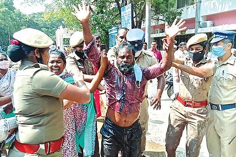 வேலூர் மாவட்ட ஆட்சியர் அலுவலக வளாகத்தில் தீக்குளிக்க முயன்றவரை மீட்டு அழைத்து சென்ற காவல்துறையினர்.