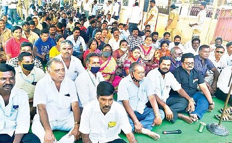 காட்பாடியில் உள்ள மின்வாரிய மே‌ற்பார்வை பொறியாளர் அலுவலகம் முன்பாக பல்வேறு கோரிக்கைகளை வலியுறுத்தி காத்திருப்பு போராட்டத்தில் ஈடுபட்ட மின்வாரிய ஊழியர்கள்.  அடுத்த படம்: திருப்பத்தூர் மேற்பார்வை பொறியாளர் அலுவலகம் முன்பாக காத்திருப்பு போராட்டத்தில் ஈடுபட்ட மின்வாரிய ஊழியர்கள்.