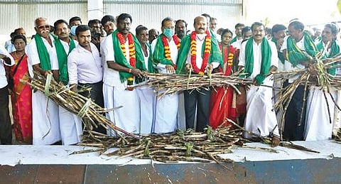 வேலூர் கூட்டுறவு சர்க்கரை ஆலையில் நேற்று  கரும்பு அரவை பணிகளை தொடங்கி வைத்த மாவட்ட ஆட்சியர் சண்முகசுந்தரம். அருகில், மாநிலங்களவை உறுப்பினர் முகமது ஜான், பெற்றோர் ஆசிரியர் சங்கத் தலைவர் எஸ்.ஆர்.கே.அப்பு உள்ளிட்டோர்.