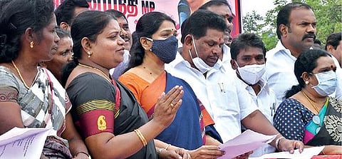 சமையல் எரிவாயு விலை உயர்வைக் கண்டித்து திமுக மகளிரணி சார்பில் தூத்துக்குடியில் கனிமொழி எம்பி தலைமையில் ஆர்ப்பாட்டம் நடைபெற்றது.                   படம்: என்.ராஜேஷ்