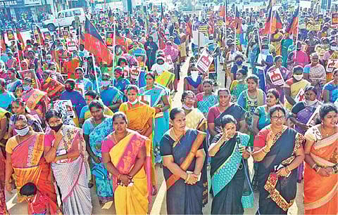 சமையல் எரிவாயு விலை உயர்வை கண்டித்து திமுக மகளிர் அணி மற்றும் மகளிர் தொண்டரணி சார்பில் கிருஷ்ணகிரியில் கண்டன ஆர்ப்பாட்டம் நடந்தது.