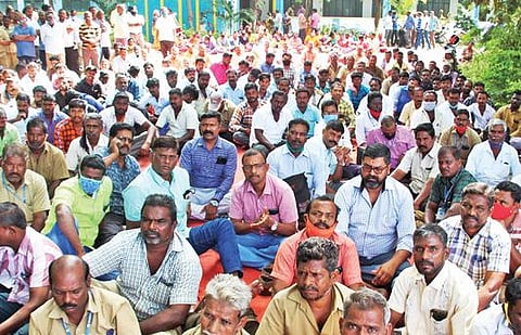 மின் வாரியப் பணிகளை தனியாருக்கு ஒப்படைக்கும் உத்தரவை திரும்பப் பெற வலியுறுத்தி,  சேலம் உடையாப்பட்டி மின்வாரிய மேற்பார்வை பொறியாளர் அலுவலகம் முன்பு காத்திருப்புப் போராட்டத்தில் ஈடுபட்ட அனைத்து மின்வாரிய தொழிற் சங்கத்தினர்.                                                     படம்: எஸ். குரு பிரசாத்