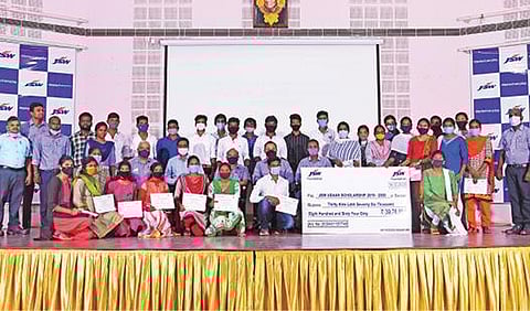 மேச்சேரி சுற்று வட்டார கிராமத்தைச் சேர்ந்த மாணவர்களுக்கு ஜேஎஸ்டபிள்யூ அறக்கட்டளை சார்பில் கல்வி உதவித்தொகை வழங்கப்பட்டது. உதவித்தொகை பெற்ற மாணவர்களுடன் ஜேஎஸ்டபிள்யூ ஸ்டீல் சேலம் அதிகாரிகள்.