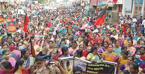 திண்டுக்கல்லில் திமுக மகளிர் அணியினர் நடத்திய ஆர்ப்பாட்டத்தில் திரளாகப் பங்கேற்ற பெண்கள்.