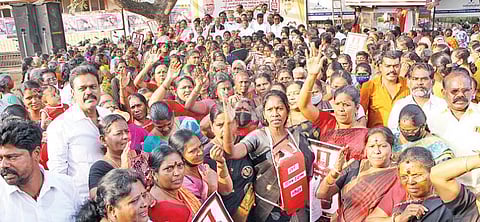 திருமங்கலத்தில் ஆர்ப்பாட்டம் நடத்திய திமுக மகளிர் அணியினர்.