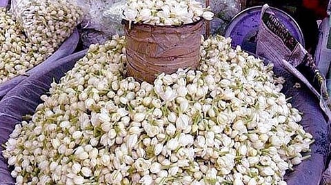 மல்லிகை விலை உயர்வு: கிலோ ரூ.2 ஆயிரத்துக்கு விற்பனை