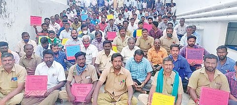 வாரிய பணிகளை தனியாருக்கு அளிப்பதை கைவிட வலியுறுத்தி மின்வாரிய பணியாளர்கள் காத்திருப்பு போராட்டம்