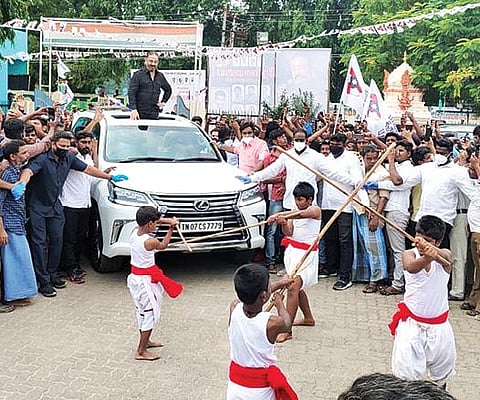 திருவண்ணாமலை மாவட்டம் செய்யாறில் நேற்று பிரச்சாரத்தில் ஈடுபட்ட மக்கள் நீதி மய்யம் தலைவர் கமல்ஹாசன் முன்பு சிலம்பம் சுற்றும் சிறுவர்கள்.