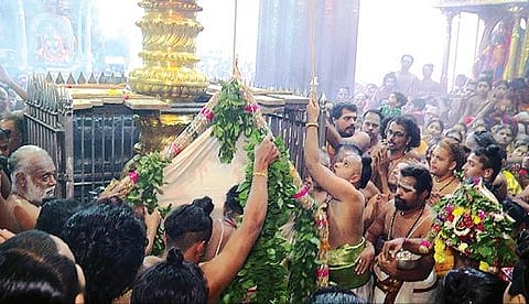 ஆருத்ரா தரிசன விழாவையொட்டி சிதம்பரம் கோயிலில் நேற்று நடந்த கொடியேற்றம்.